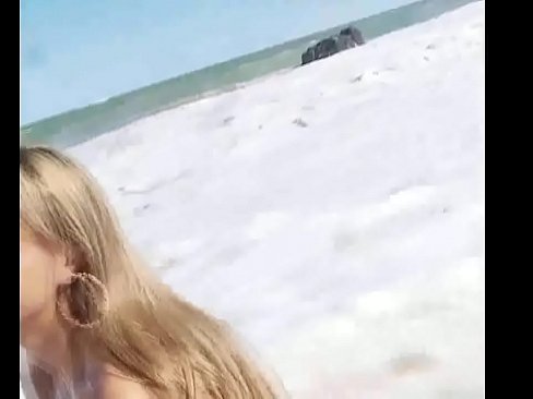 Девушка на пляже лежит голая и мастурбирует вагину, а потом сосет парню