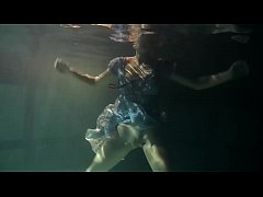 Под водой девушка раздевается и показывает свое голое тело