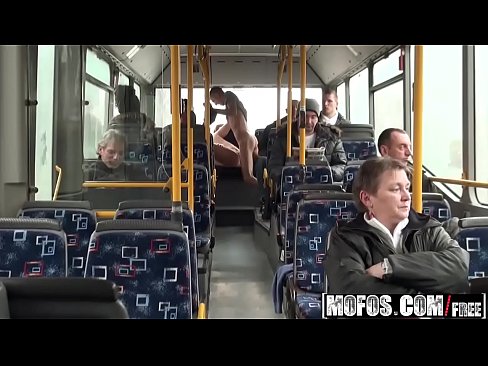 Парень трахает девушку прям в автобусе