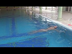 Девушка плавает в бассейне и показывает вагину и сиськи