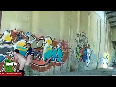 Парень трахает девушку раком на улице на фоне большого граффити
