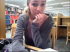 Грудастая блондинка Kendra Sunderland мастурбирует в библиотеке университета