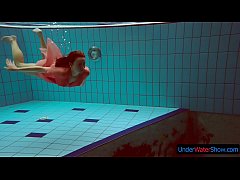 Сексуальная рыжая русалка голенькой плавает в бассейне 